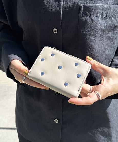 【B-23530】BEAURE　カウレザー　ハートスタッズ二つ折りコンパクトウォレット