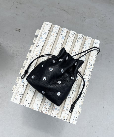 【B-23414】BEAURE カウレザー メタリックフラワー刺繍 巾着ショルダー