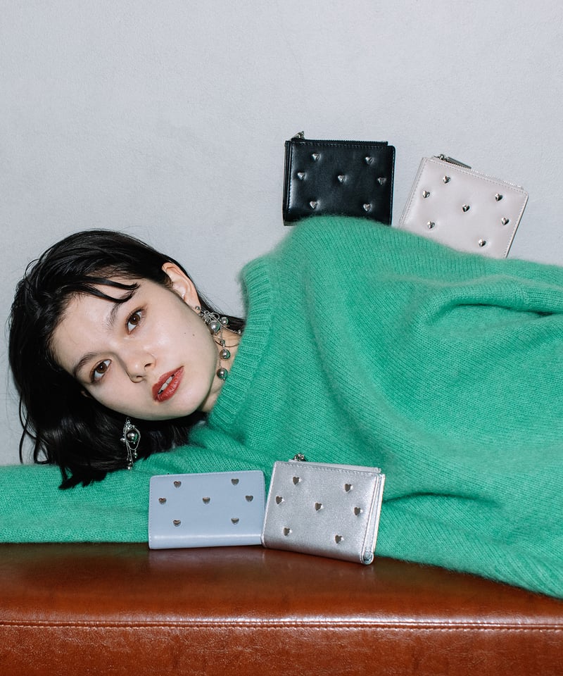 B-23530】BEAURE カウレザー ハートスタッズ二つ折りコンパクト