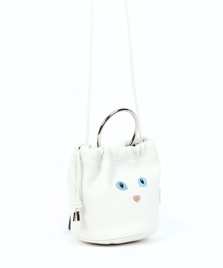 【B-23515】BEAURE カウレザー 黒ネコ刺繍 巾着ポシェット