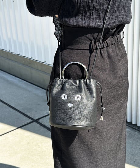 【B-23515】BEAURE カウレザー 黒ネコ刺繍 巾着ポシェット