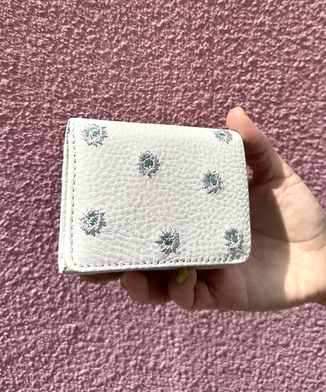 【B-23412】BEAURE カウレザー メタリックフラワー刺繍 三つ折り財布