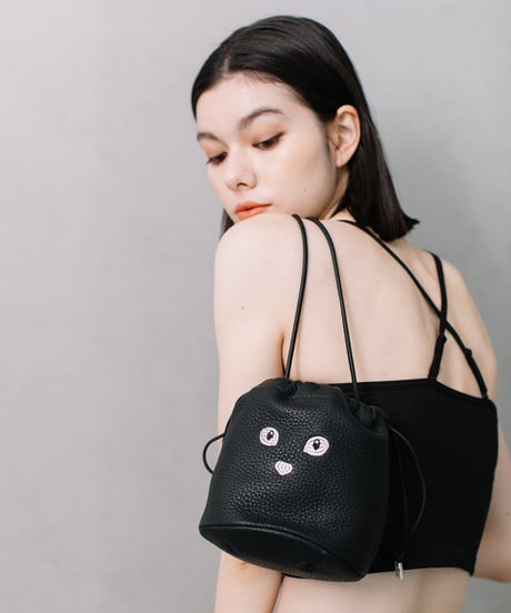 【B-23515】BEAURE カウレザー 黒ネコ刺繍 巾着ポシェット
