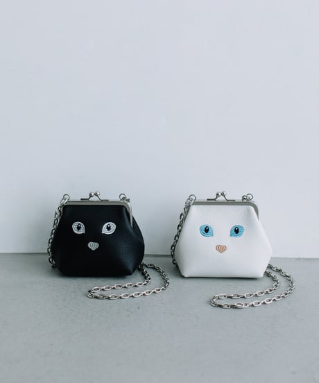 【B-23516】BEAURE カウレザー 黒ネコ刺繍 がま口ポシェット