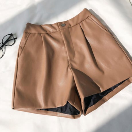 レザーショートパンツ