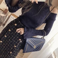 肩出しニット＆ツイードスカート
