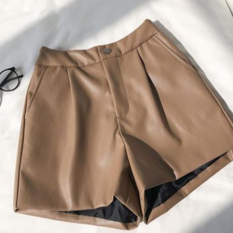 レザーショートパンツ