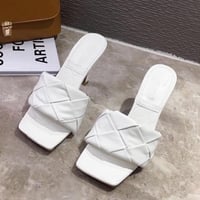 スクエアトゥ編みサンダル