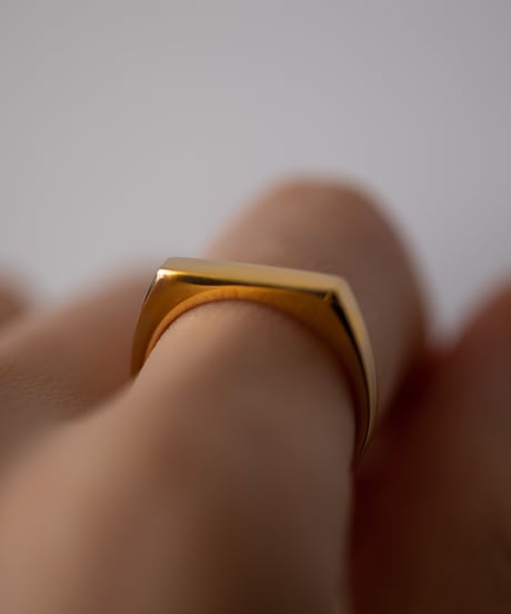 E ring gold