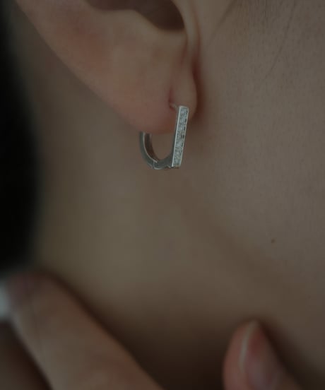 t hoop bar  diamond pierce