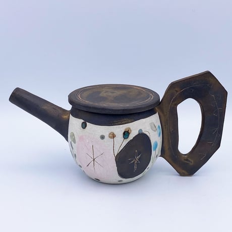 【沖縄の陶器・やちむん】 土の種　蝶とお花の絵柄ポット