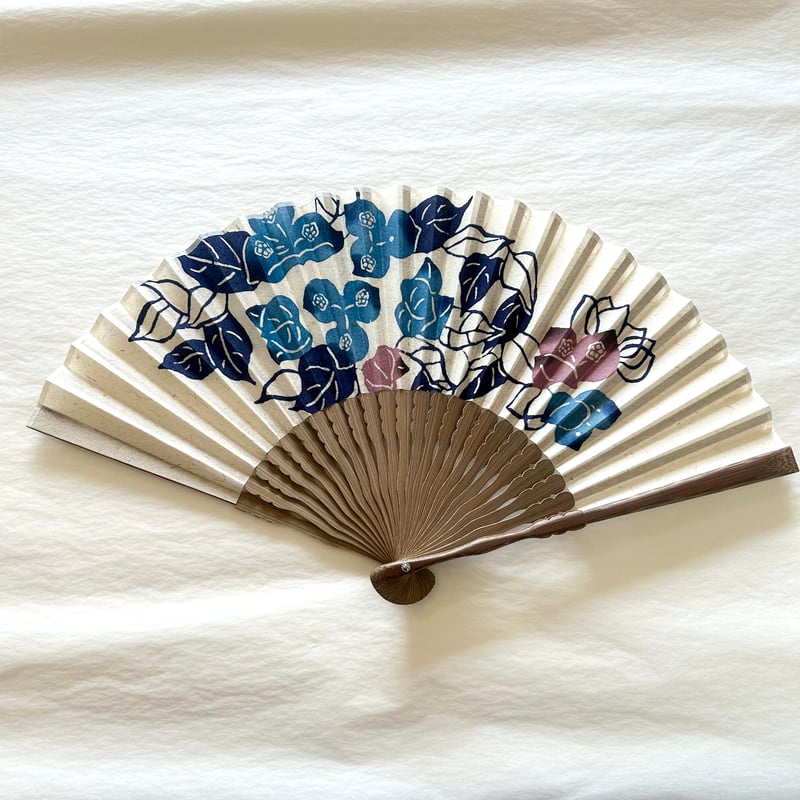 沖縄の手染め紅型】 KATACHIKI 月桃紙紅型扇子 ブーゲンビリア 藍×桃色