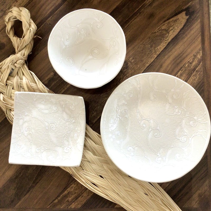 沖縄の陶器・やちむん】 眞正陶房 7寸皿 アラベスク ホワイト