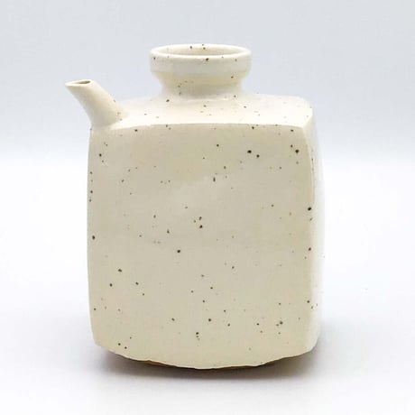 【沖縄の陶器・やちむん】　陶factory509　ツイデツガレテ角瓶　白