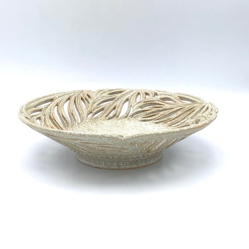 沖縄の陶器・やちむん】 新里竜子 南端ポタリー 縁透かし白皿 | 沖縄の