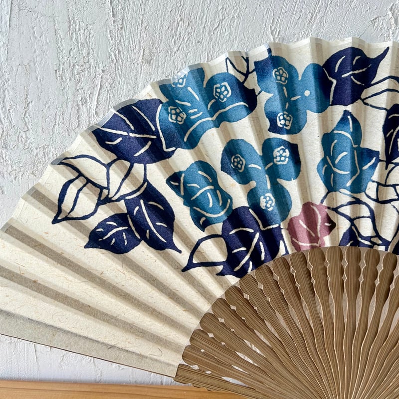 沖縄の手染め紅型】 KATACHIKI 月桃紙紅型扇子 ブーゲンビリア 藍×桃色