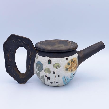 【沖縄の陶器・やちむん】 土の種　蝶とお花の絵柄ポット