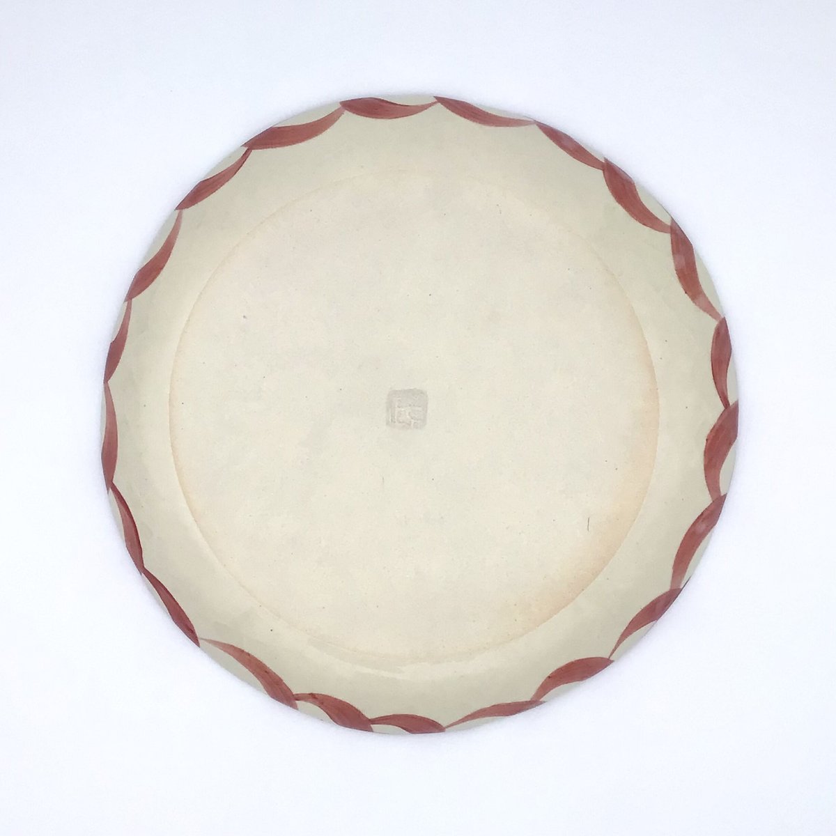 沖縄の陶器・やちむん】 眞正陶房 7寸皿 唐草3点打ち 赤 | 沖縄の