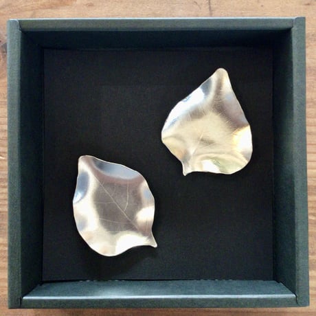 【沖縄の金細工・琉球錫器】 金細工まつ　純錫デイゴ葉はしおき　葉皿小