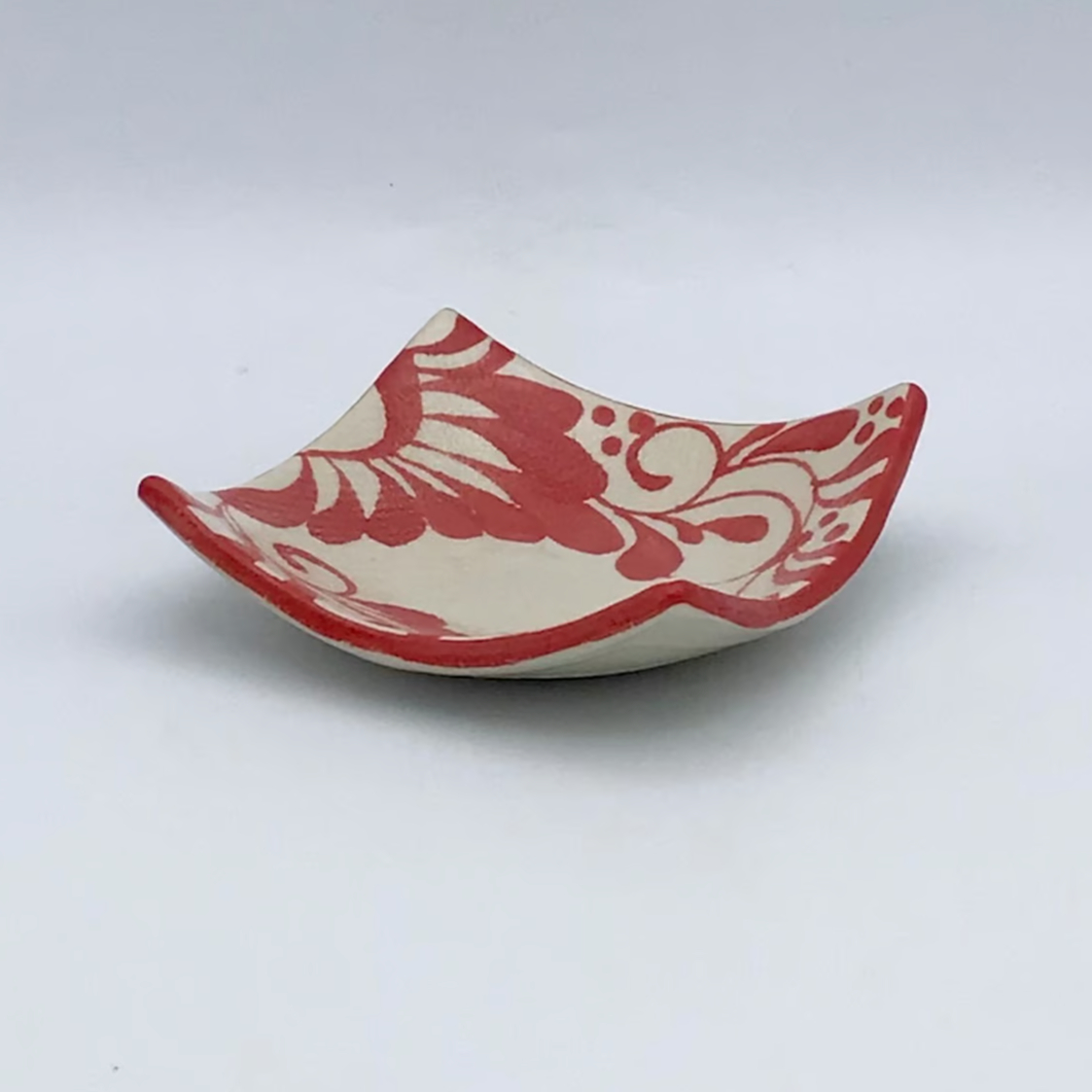 沖縄の陶器・やちむん】 眞正陶房 3寸正方皿 唐草 赤 | 沖縄の