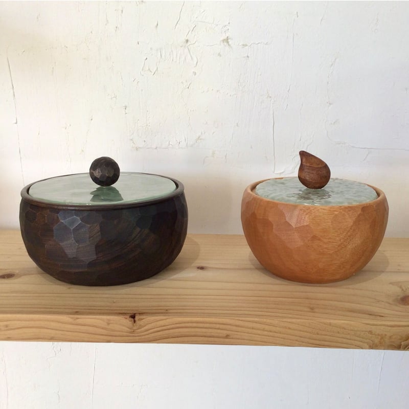 沖縄の木漆工】 工房ぬりトン 琉球ガラスの蓋つきクスノキの小物入れ