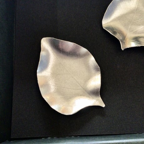 【沖縄の金細工・琉球錫器】 金細工まつ　純錫デイゴ葉はしおき　葉皿小