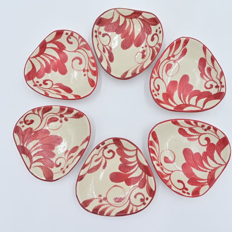 沖縄の陶器・やちむん】 眞正陶房 さんかく豆皿 唐草 赤 | 沖縄の