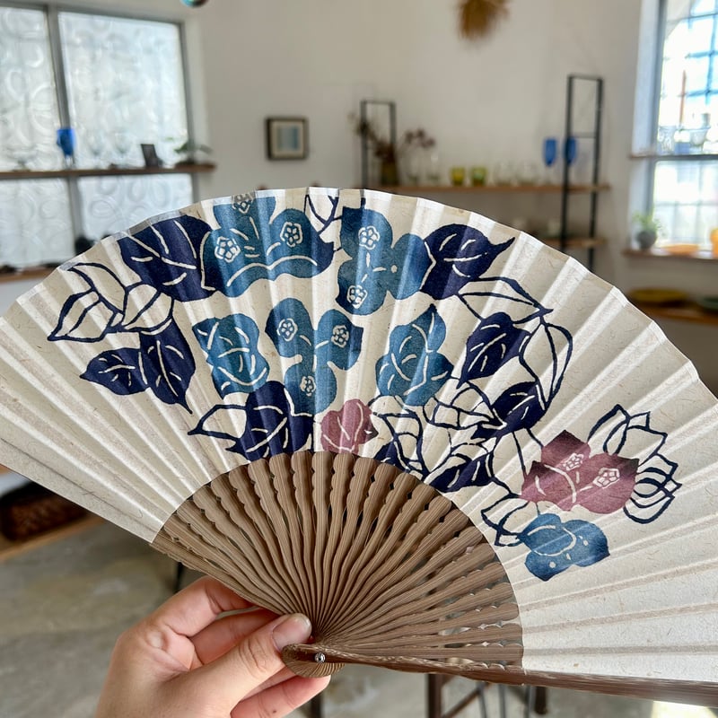 沖縄の手染め紅型】 KATACHIKI 月桃紙紅型扇子 ブーゲンビリア 藍×桃色