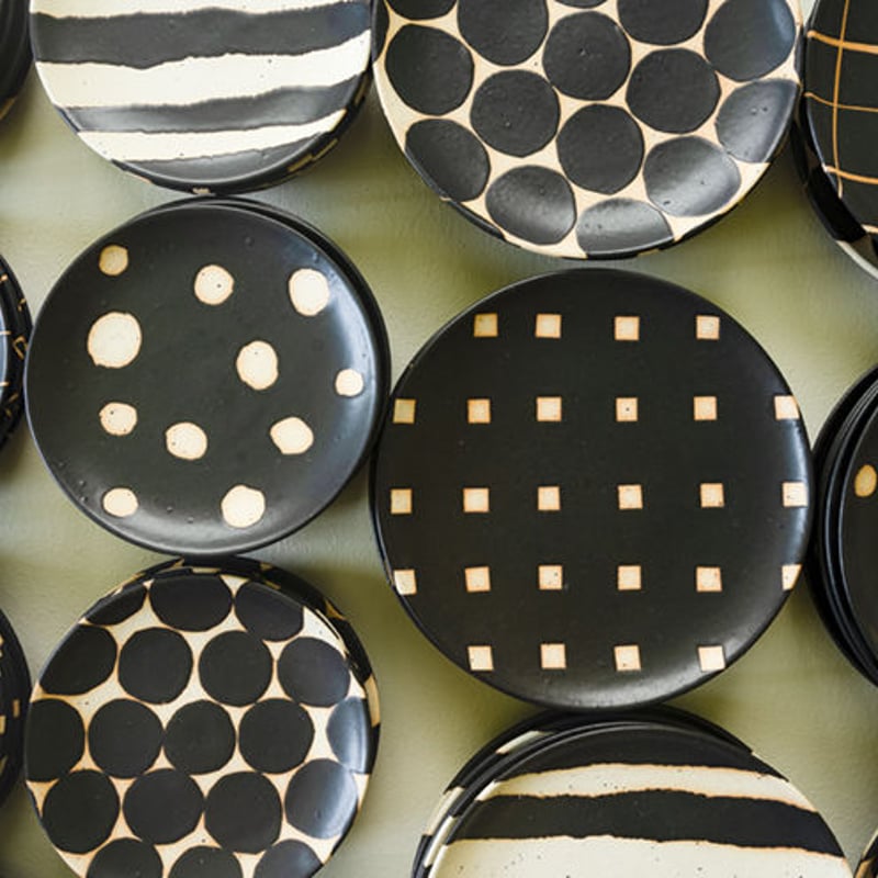 沖縄の陶器・やちむん】 陶factory509 モノクロ皿 ドット | 沖縄の