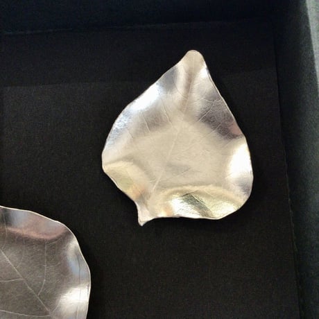 【沖縄の金細工・琉球錫器】 金細工まつ　純錫デイゴ葉はしおき　葉皿小