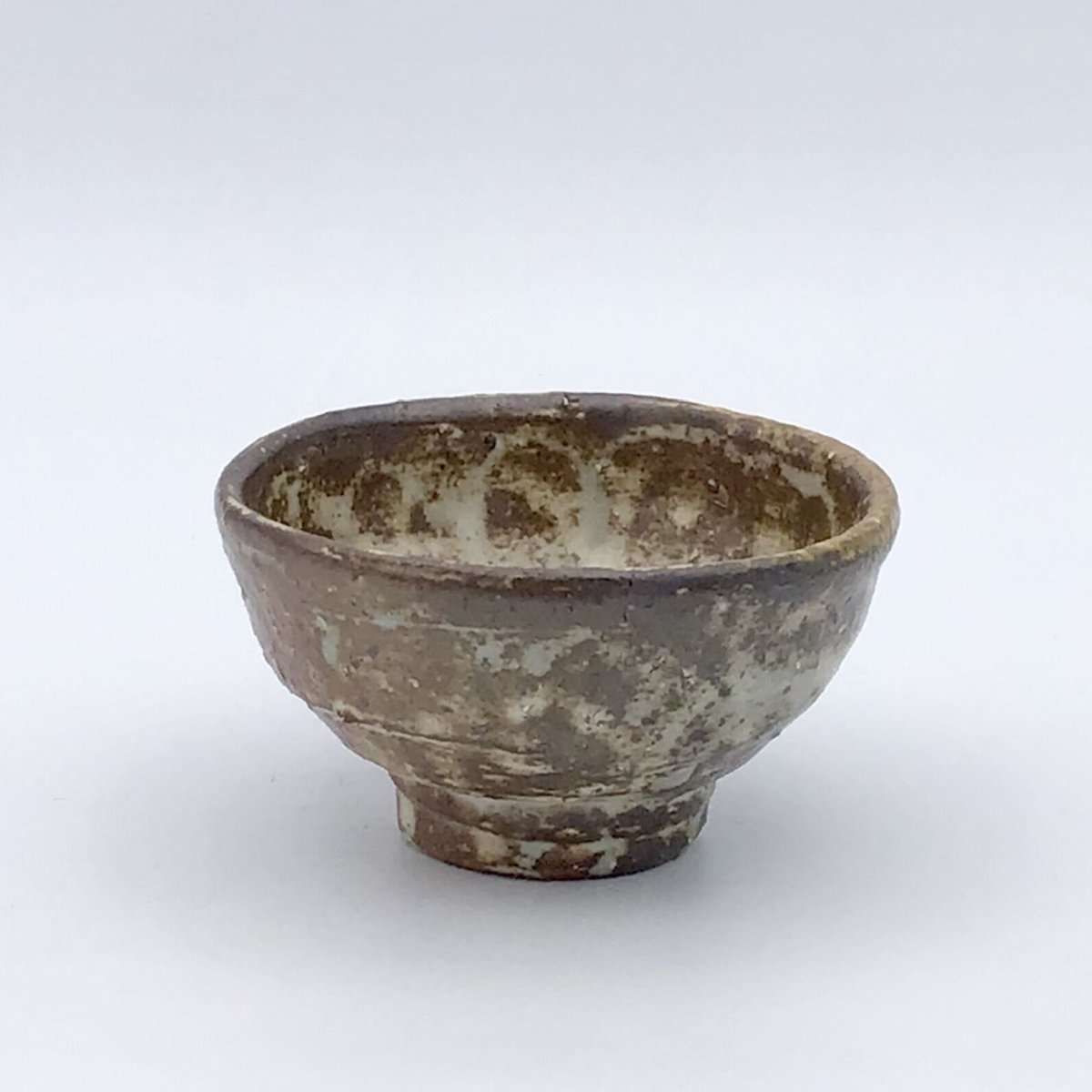 骨董　アンティーク　琉球古陶磁　沖縄古陶　青釉　ぐい呑　酒器　酒盃　やちむん Amazon.co.jp: 作家物 壺屋焼 陶芸家 小橋川仁王 赤絵 盃 酒器