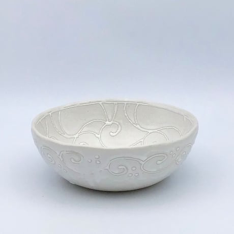 【沖縄の陶器・やちむん】　眞正陶房　シリアルボウル　唐草　ホワイト
