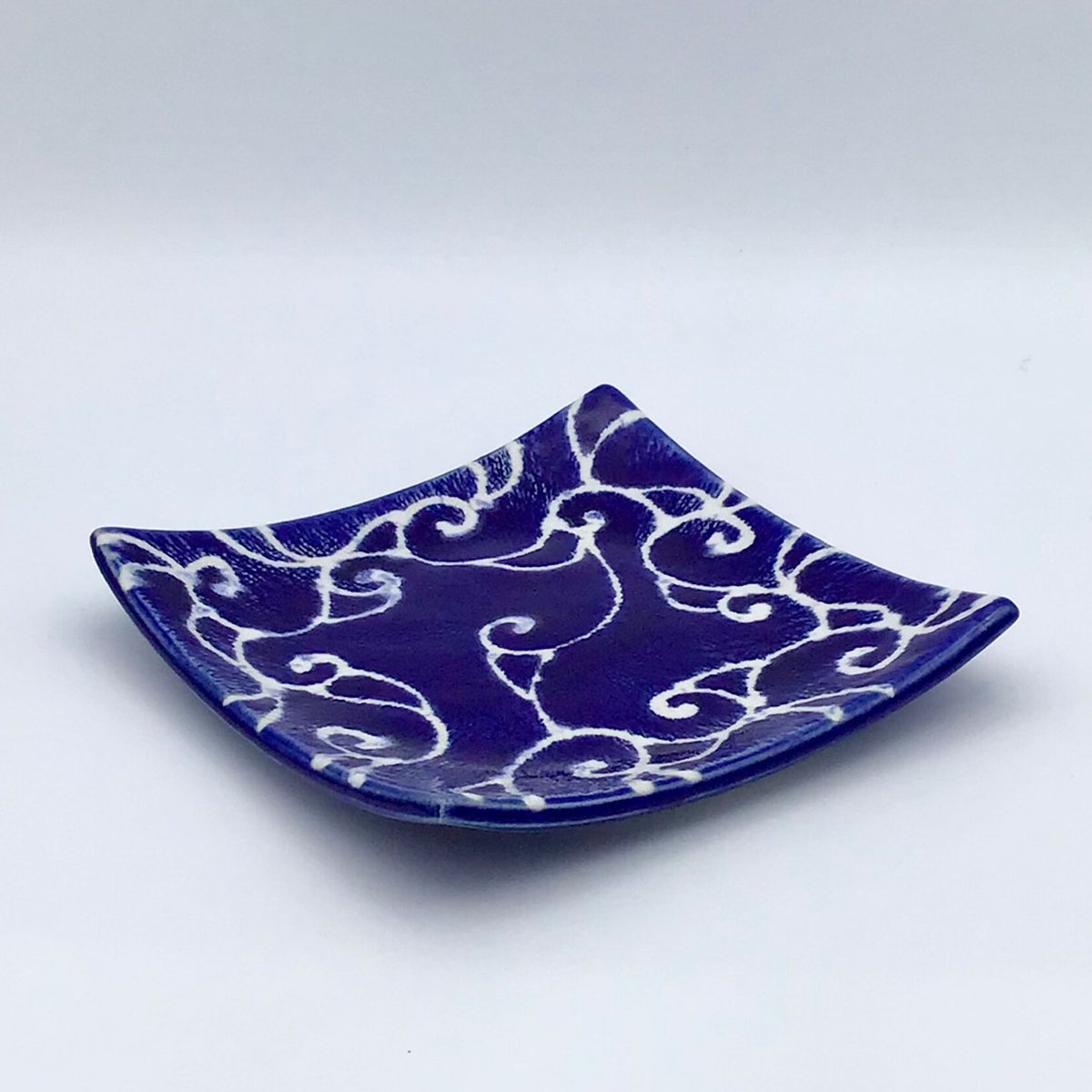 沖縄の陶器・やちむん】 眞正陶房 5寸正方皿 アラベスク コバルト