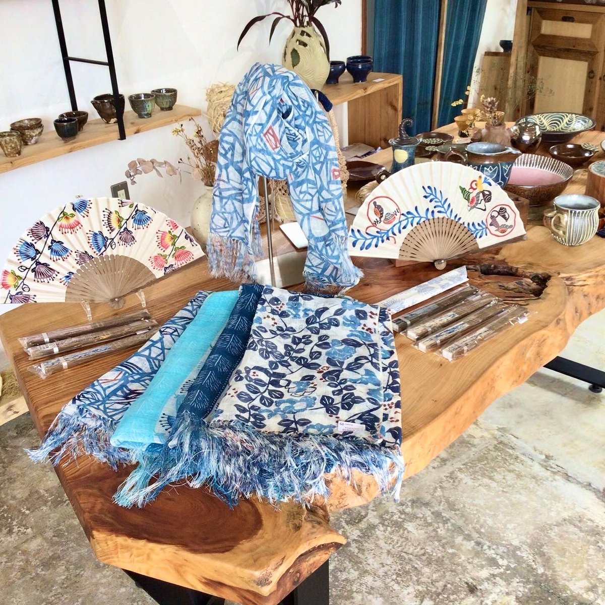 沖縄の手染め紅型】 KATACHIKI 月桃紙紅型扇子 首里の街並み | 沖縄の