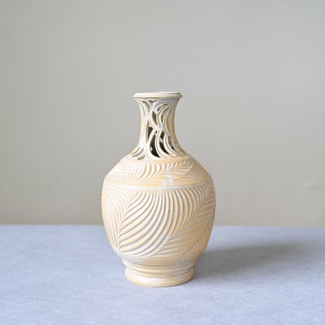 【沖縄の陶器・やちむん】透かし彫りしのぎ花器　新里竜子