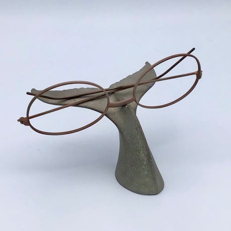 【沖縄の金細工・琉球錫器】　金細工まつ　純錫 ザトウクジラのメガネスタンド