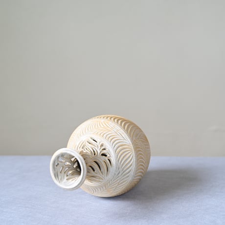 【沖縄の陶器・やちむん】透かし彫りしのぎ花器　新里竜子