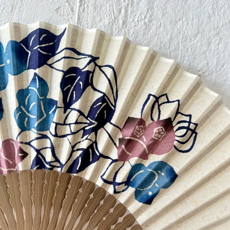 沖縄　南風原　花織　紅型　インテリア　琉球藍　福木　テカチ染め　オマケ付き 沖縄の手染め紅型】 KATACHIKI 月桃紙紅型扇子 ブーゲンビリア