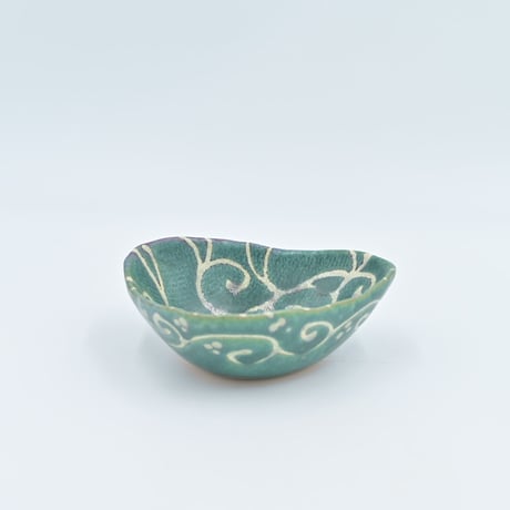 【沖縄の陶器・やちむん】 眞正陶房　唐草さんかくボウル　アラベスク　カーサグリーン