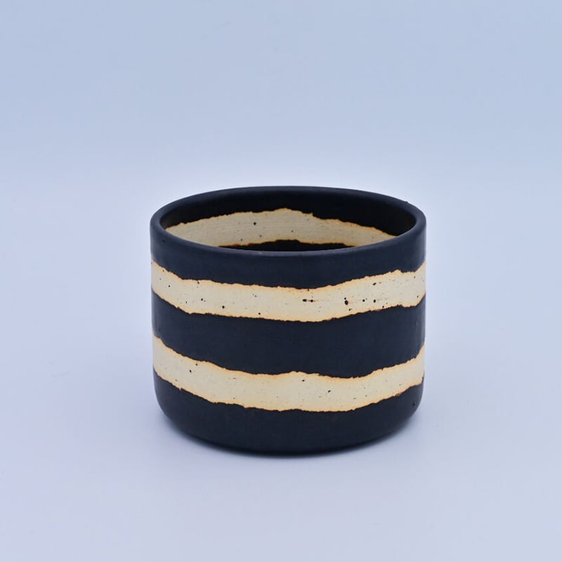 湧田焼.イッチン 染付イッチン輪花六寸皿 イッチン作業。 粘土を水で溶かし泥状に