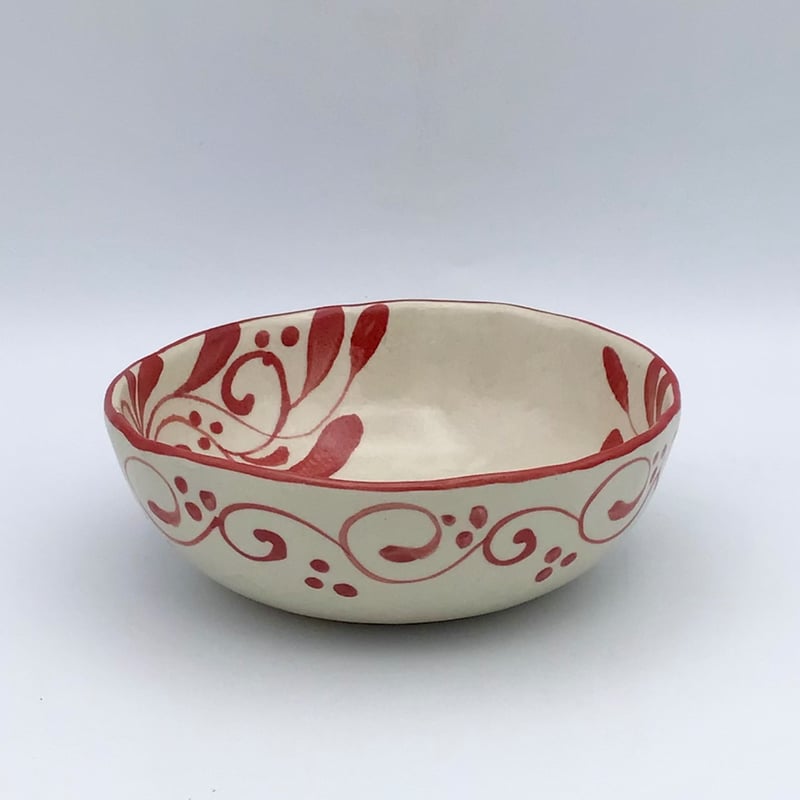 やちむん陶器ボウル 足付き　植物唐草モチーフ　沖縄　伝統工芸品　お皿食器　焼物 沖縄の陶器・やちむん】 眞正陶房 シリアルボウル 唐草 赤 | 沖縄の