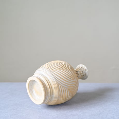 【沖縄の陶器・やちむん】透かし彫りしのぎ花器　新里竜子