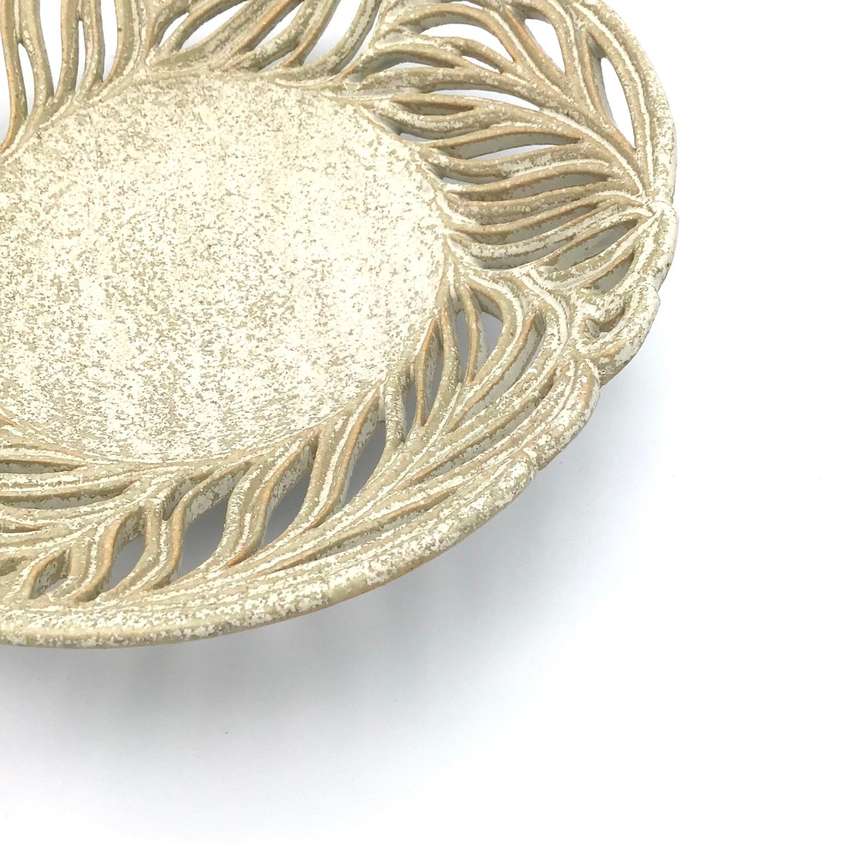 沖縄の陶器・やちむん】 新里竜子 南端ポタリー 縁透かし白皿 | 沖縄の