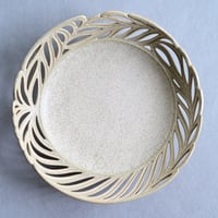 【沖縄の陶器・やちむん】縁透かし皿白　新里竜子