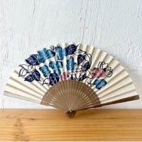 【沖縄の手染め紅型】　KATACHIKI　月桃紙紅型扇子　ブーゲンビリア　藍×桃色