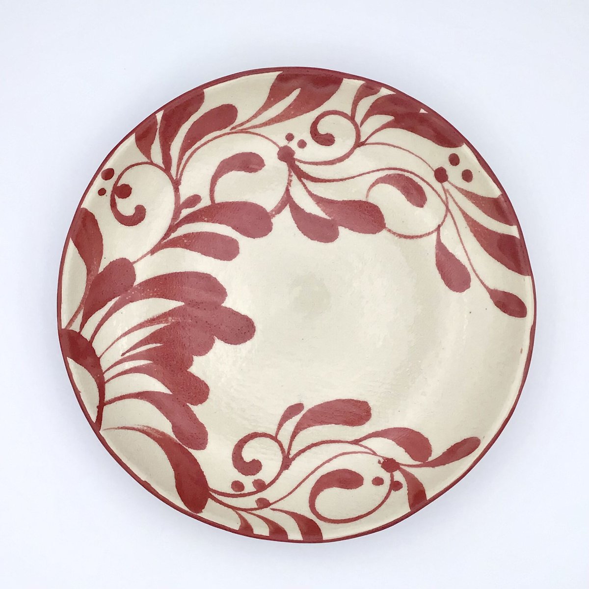 沖縄の陶器・やちむん】 眞正陶房 7寸皿 唐草 赤 | 沖縄のうつわ