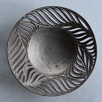 【沖縄の陶器・やちむん】縁透かし深皿黒　新里竜子