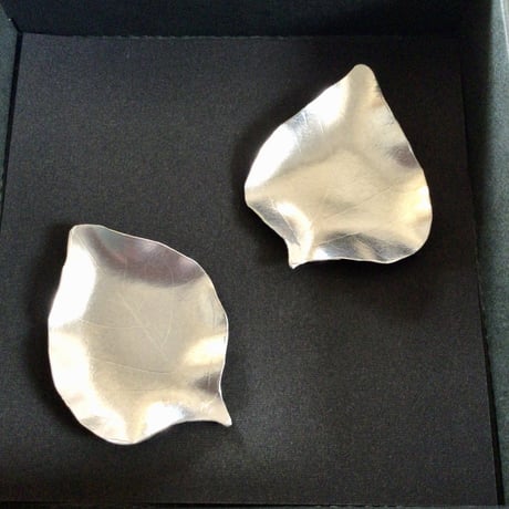 【沖縄の金細工・琉球錫器】 金細工まつ　純錫デイゴ葉はしおき　葉皿小