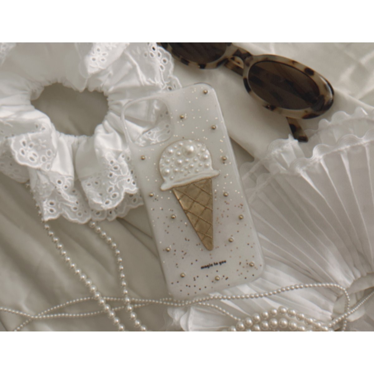 ファミリア　アイスクリーム　iPhoneケース　16 pro キャメル　新品 ファミリアアイスクリームiPhoneケース16 pro キャメル新品