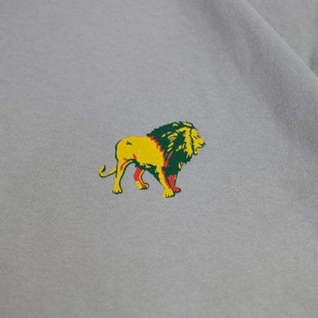 VINYL JUNKIE -  HUMBLE LION Tee - STONE GRAY